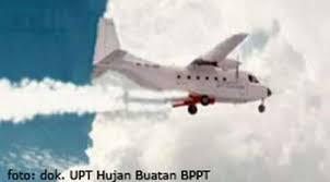 Cegah Karhutla, Pemprov Riau Bersama Satgas Lakukan TMC Hujan Buatan