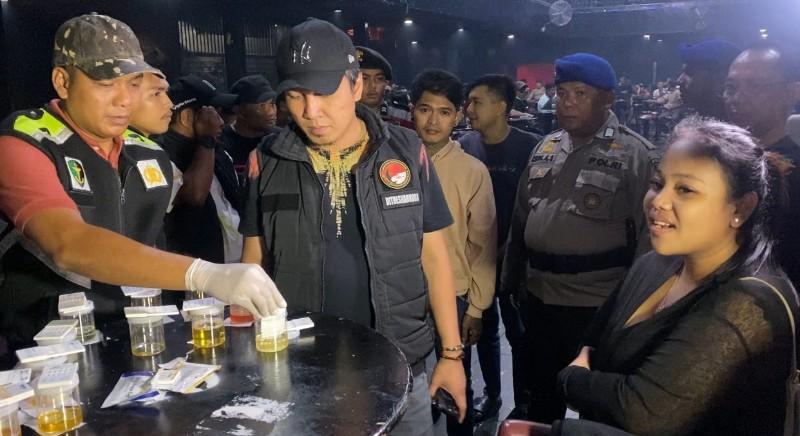 <b>Operasi Antik 2024, Ditresnarkoba Polda Riau Razia Tiga Tempat Hiburan Malam di Pekanbaru</b>