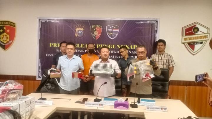 <b>Berpotensi Lakukan Kejahatan Siber, Polda Riau Amankan Seorang Penjual Ribuan Kartu Perdana Selular yang Telah Diregistrasi</b>