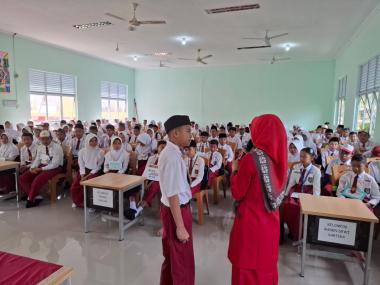 pelajarnya-mulai-miliki-tabungan-simpel-brk-syariah-jadwalkan-ibanking-dayi-di-smpn-1-lingga