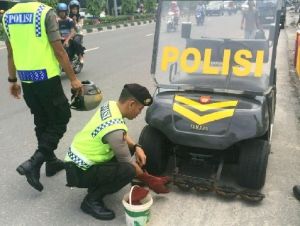 Sisir Jalan Sudirman dan Harapan Raya Pekanbaru, Polisi ”Panen” 2 Kilo Paku