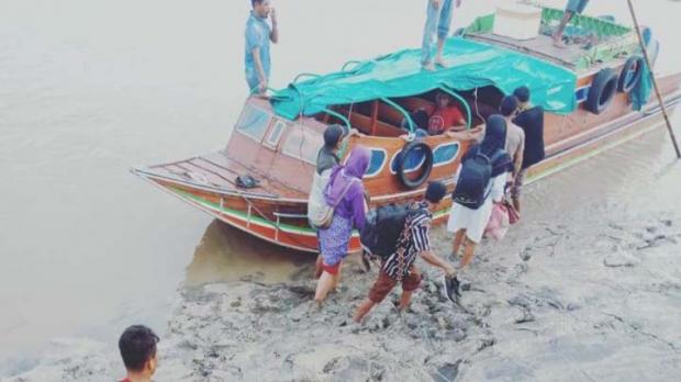 Dermaga Desa Pulaumuda Pelalawan Memprihatinkan, Warga Harus Berjalan di Atas Lumpur untuk Naik ke Boat