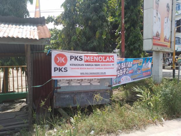 Spanduk PKS Tolak Kenaikan BBM Terpasang di Beberapa Ruas Jalan di Kota Tembilahan