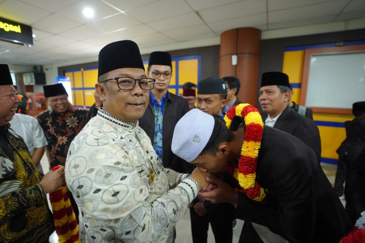 <b>Kepulangan Kafilah Riau dari MTQ Nasional XXX Kaltim Langsung Disambut Pj Gubernur di Bandara SSK II Pekanbaru</b>