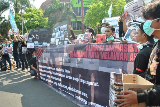 Desak Pemerintah Serius Tangani Asap dan Cabut Izin Pembakar Lahan, Aliansi Mahasiswa se-Malang Raya Gelar Aksi Sambil Galang Dana untuk Korban di Sumatera-Kalimantan