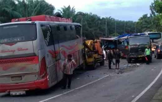 Bus Medan Jaya Tujuan Pekanbaru Ditabrak Bintang Utara di Desa Torgamba Labuhanbatu Selatan, 4 Penumpang Tewas, 5 Luka-luka