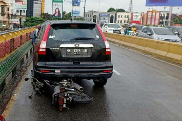 Lima Mobil Mewah Terlibat Kecelakaan Beruntun di <i>Flyover</i> Sudirman Pekanbaru karena Menghindari Sepeda Motor yang Tergelincir