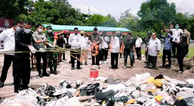 <b>Ribuan Barang Ilegal Terdiri atas Sepatu dan Tas Bekas Dimusnahkan Kejari Bengkalis</b>
