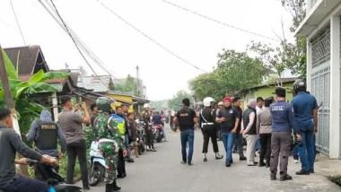 bsejumlah-pria-dengan-tangan-diborgol-dibawa-polisi-dari-sebuah-rumah-di-jalan-pusara
