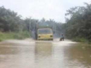 Setiap Tahun Dianggarkan Miliaran Rupiah, di Kala Hujan Kawasan Jalan Gajah Mada Mandau Bengkalis Berubah Jadi ”Sungai”