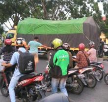 diduga-karena-kurang-hatihati-driver-gojek-di-pekanbaru-tewas-dilindas-truk