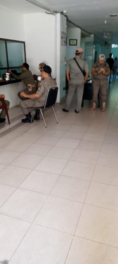 bsatpol-pp-pematangsiantar-bergerak-usir-pkl-di-pinggir-jalan-dekat-rs-vita-insani-setelah-ada