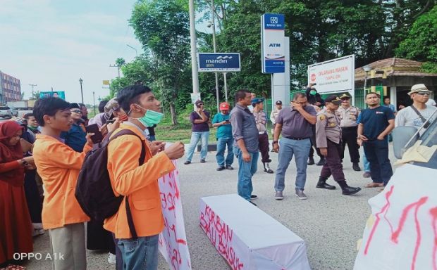 Terganggu Bau Busuk dari Pabrik PT APR, Warga Pelalawan Demo