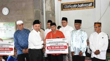 bbrk-syariah-salurkan-csr-di-dua-masjid-di-indragiri-hilir-diserahkan-langsung-gubernur-riau-abdul