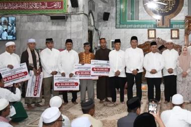 bdukung-program-pemprov-riau-5-masjid-di-tembilahan-terima-bantuan-csr-brk-syariahb