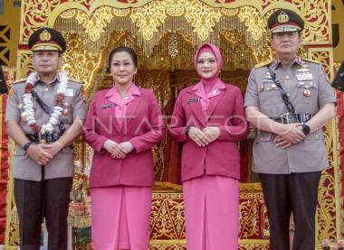 bkedatangan-irjen-herry-heryawan-di-markas-polda-riau-disambut-dengan-tradisi-tepuk-tepung-tawarb