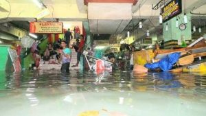 Masih Terendam Banjir, Aktivitas Jual Beli di Basement Pasar Bawah Lumpuh Total hingga Siang