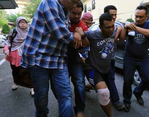 Otak Pembunuh Sadis Satu Keluarga di Medan Meringis Kesakitan Digelandang Polisi, Ini Ekspresinya Saat Tiba di Mapolda Sumut setelah Ditangkap di Riau