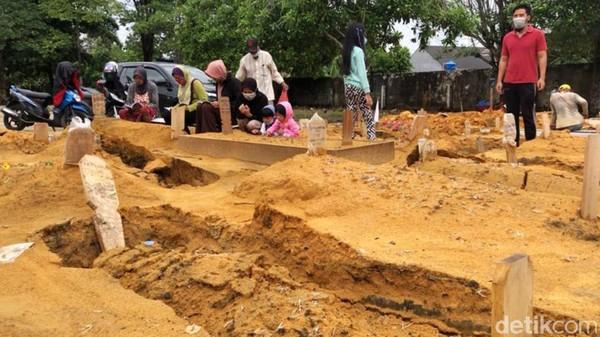 Makam di TPU Payungsekaki Pekanbaru Banyak yang Ambles akibat Hujan Deras