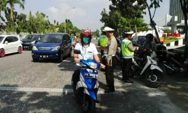 Melawan Arus, Puluhan Pengendara Pasrah Ditilang Polisi di Jalan Cut Nyak Dien Pekanbaru