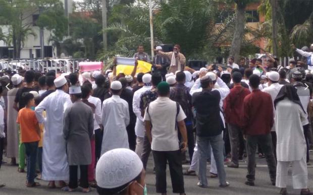 Pastikan Netral dari Kepentingan Pilpres, Massa Geruduk Kantor KPU Riau