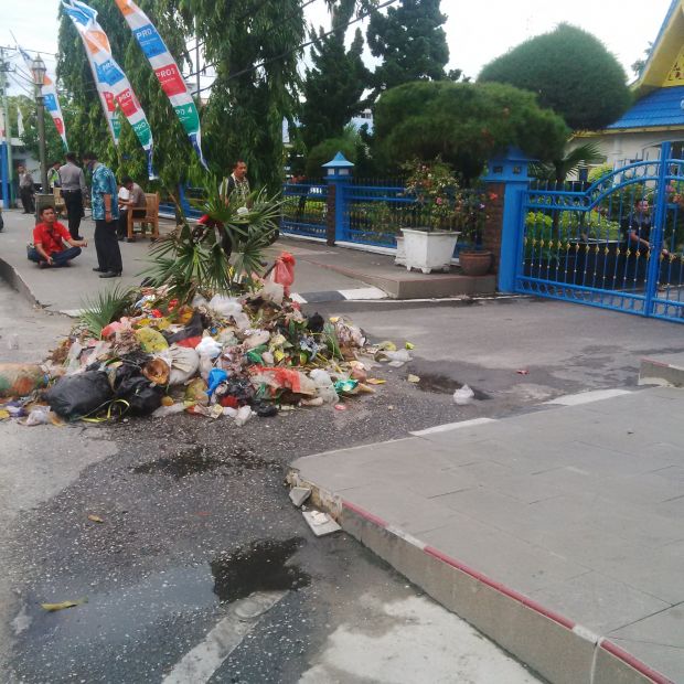 Massa Tumpahkan Sampah di Depan Rumah Dinas Wali Kota Pekanbaru