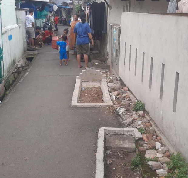 Bukannya di TPU, Sejumlah Makam Ini Berada di Jalanan Gang Sempit yang Dipadati Rumah Penduduk