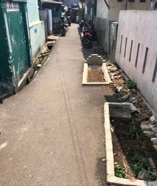 Begini Ceritanya Ada Kuburan di Jalanan Gang Permukiman Padat di Kelurahan Pisangan Timur