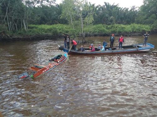 Perahu Cepat Tubrukan di Terusan Saka Kabupaten Inhil, Satu Keluarga Dilarikan ke Rumah Sakit