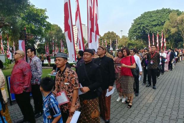 Menteri Dalam Negeri Tjahjo Kumolo dan Istrinya Mengenakan Pakaian Adat Riau Hadiri Upacara Peringatan Detik-detik Proklamasi Kemerdekaan RI di Istana Negara