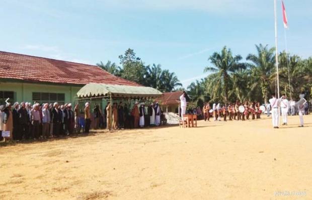 Jadikan Bangku Bekas di Sekolah sebagai Podium, Mukhlisin Pimpin Upacara 17 Agustus di Desa Tanggabatu Rokan Hilir