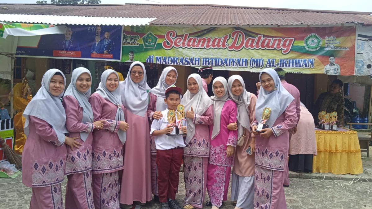 MI Al-Ikhwan Pekanbaru Sukses Adakan Perlombaan 17 Agustus, Putra Komisioner KPI Riau Kembali Juara 1 untuk Kali Ketiga