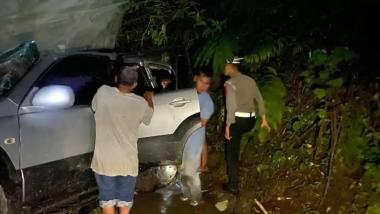 bgaragara-persneling-lepas-truk-tronton-pelat-ba-hantam-minibus-nopol-bm-di-jalur-sumbarriaub