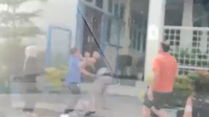<b>Pengendara Mobil di Pekanbaru yang Pukul Pejalan Kaki Lagi Gendong Bayi Ditetapkan Tersangka</b>