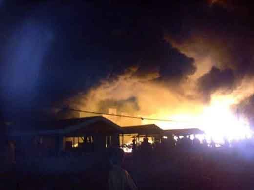 Kebakaran Hanguskan 17 Kios Pasar dan Rumah di Pulaumuda Telukmeranti Pelalawan Subuh Tadi