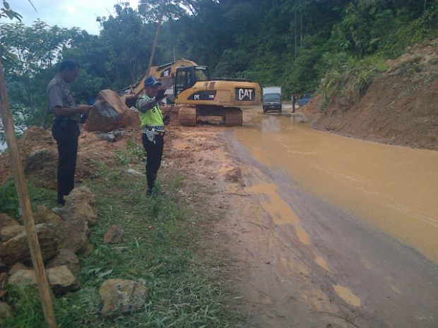 Para Pengendara Berhati-hatilah, Ada Jalan Longsor di Kilometer 78 Desa Merangin Kecamatan Kuok Kampar