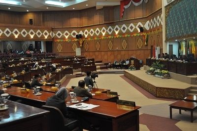 Muhammad Adil Lempar Mikrofon Tolak Pengesahan RAPBD Perubahan Riau 2015