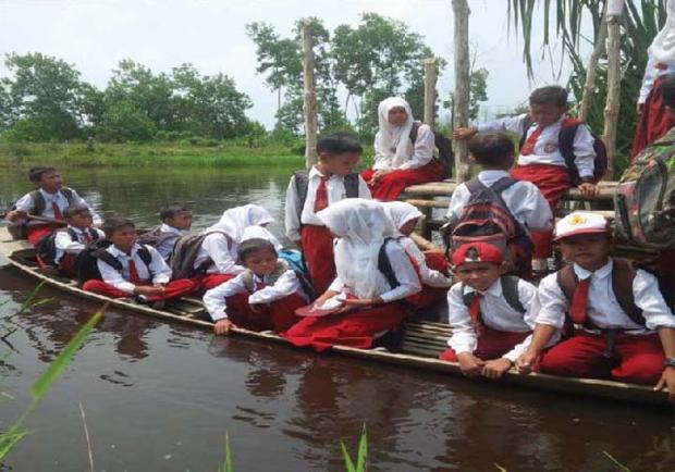 Sejumlah Wilayah di Rokan Hilir Banjir, Sebagian Pelajar Naik Sampan ke Sekolah