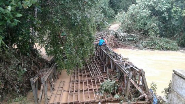 Terhalang Cuaca Buruk, Heli BPBD Riau Gagal Mendarat di Lokasi Banjir Kampar Kiri Hulu