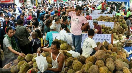 Ribuan Orang Kecewa, Jauh-jauh Datang ke Gelanggang Olahraga Remaja Pekanbaru Ternyata Acara Pesta Makan Durian Diundur Besok
