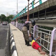 seorang-warga-tenayanraya-pekanbaru-telantar-di-jawa-timur-ditemukan-tidur-di-trotoar-jembatan