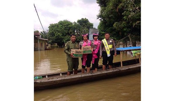 Melihat Aksi Polisi Pinky yang Rela Naik Turun Perahu Membantu Korban Banjir di Siak Hulu