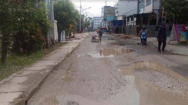 Kondisi Ruas Jalan Kartini dan Abdul Manap Tembilahan Rusak Berat