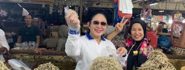 Saat Titiek Soeharto Belanja Keripik dan Ikan Asin di Pasar Bawah Pekanbaru