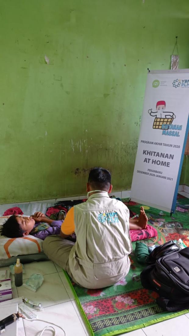 IZI Riau dan YBM PLN P3BS Khitan Anak Kurang Mampu di Pekanbaru dari Rumah ke Rumah