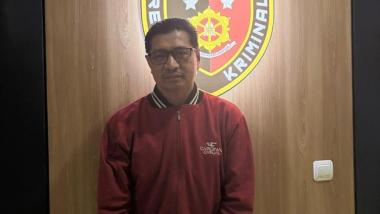 boknum-asn-pelempar-batu-bus-terlihat-lesu-saat-di-markas-polisi-dengan-tangan-terborgolb