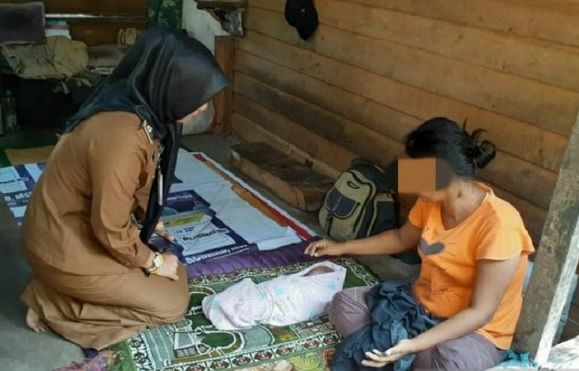 Miris! Ibu Ini Melahirkan Sendiri Tak Dibantu Petugas Kesehatan di Gubuk Hutan Kota Pekanbaru, Bayinya Meninggal