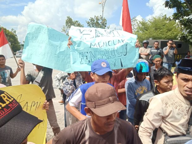 Warga Kampung Langkai di Siak Demo Minta Kades Dicopot karena Dugaan Skandal Mesum di Kebun Sawit