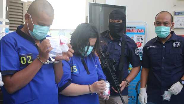 Disuruh Napi Ambil Narkoba di Padang, Wanita Ini Nekat Sembunyikan Sabu Dibungkus Kondom di Dalam Anus