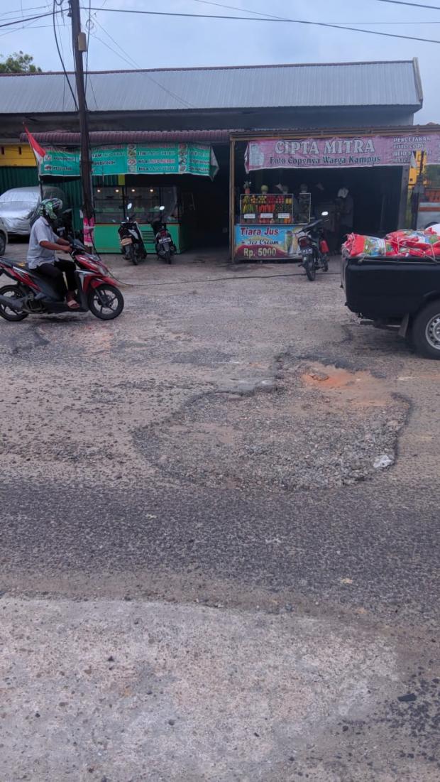 Hati-Hati, Jalan Berlubang di Umbansari Pekanbaru Rawan Makan Korban